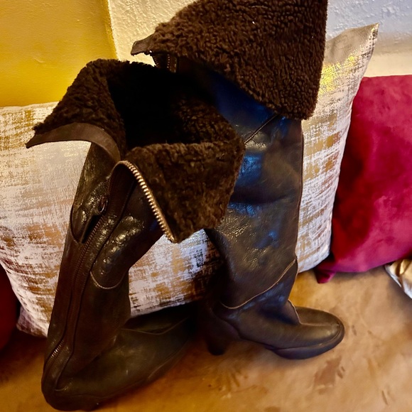 UGG Leather Boots - Picture 4 of 8